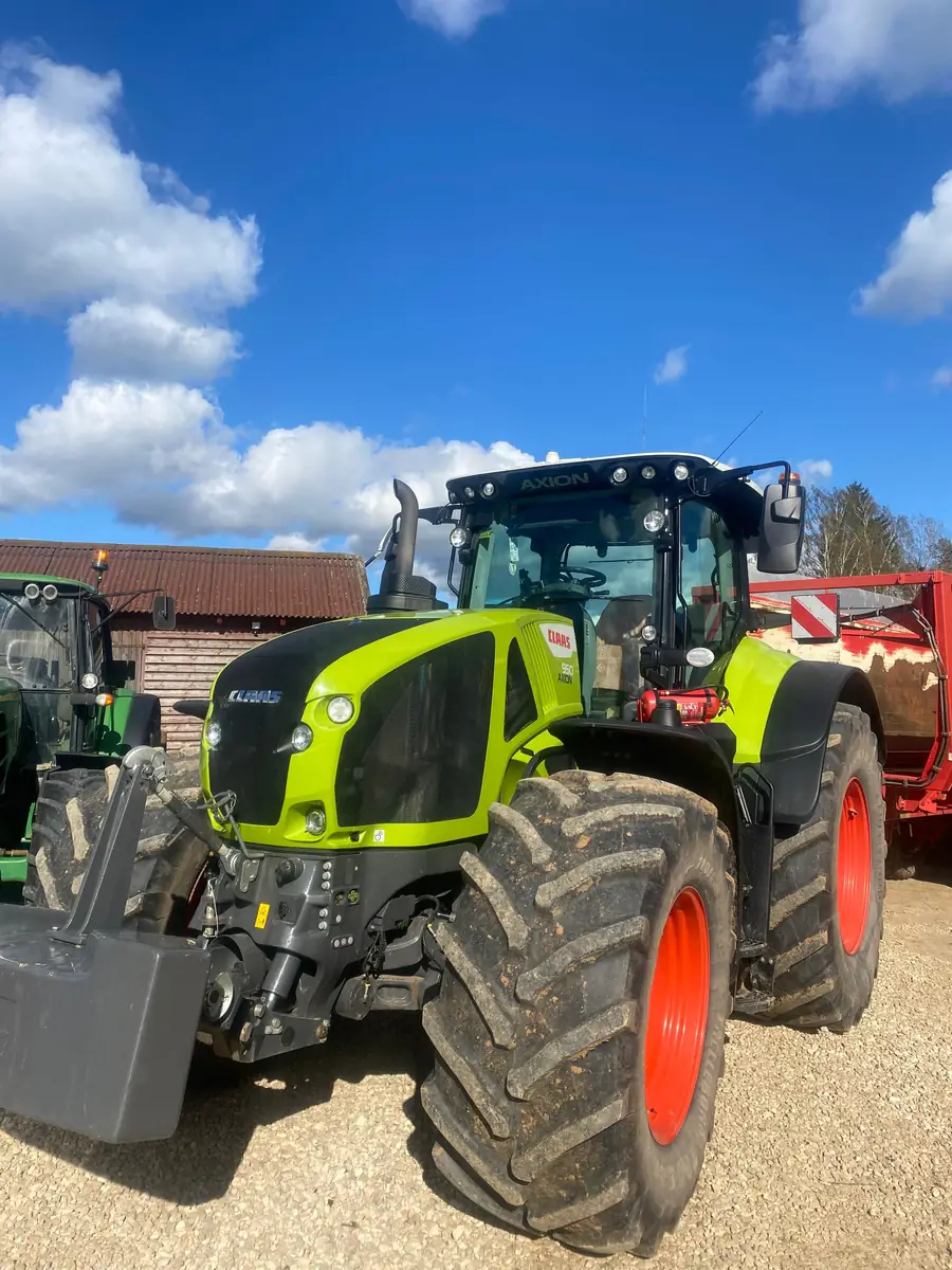 Claas traktors pie darbnīcas