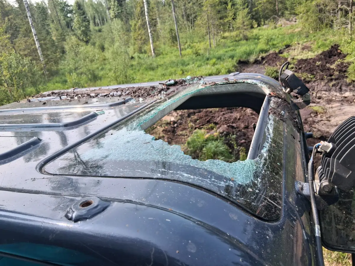 Sasists auto panorāmas jumts pirms maiņas