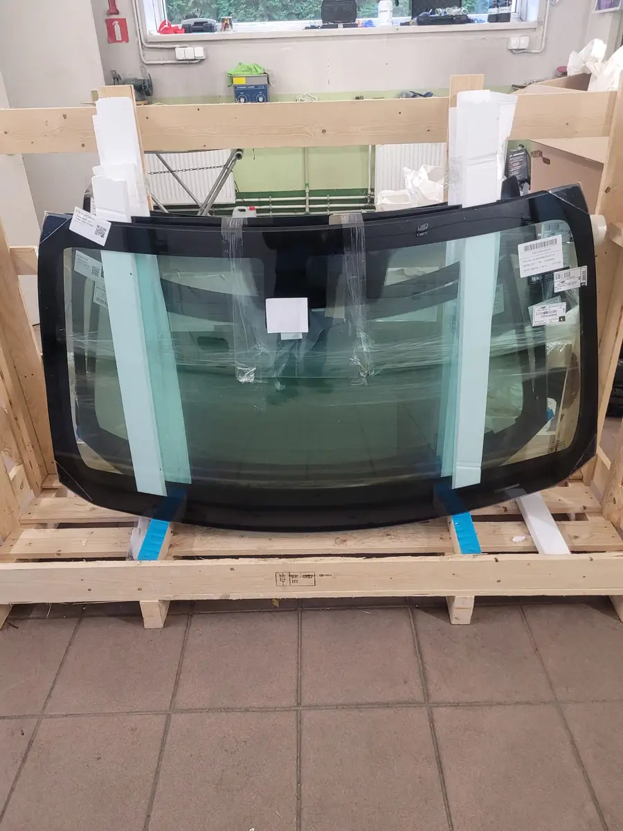 Jauns vējstikls ražotāja kastē MF Stikli darbnīcā