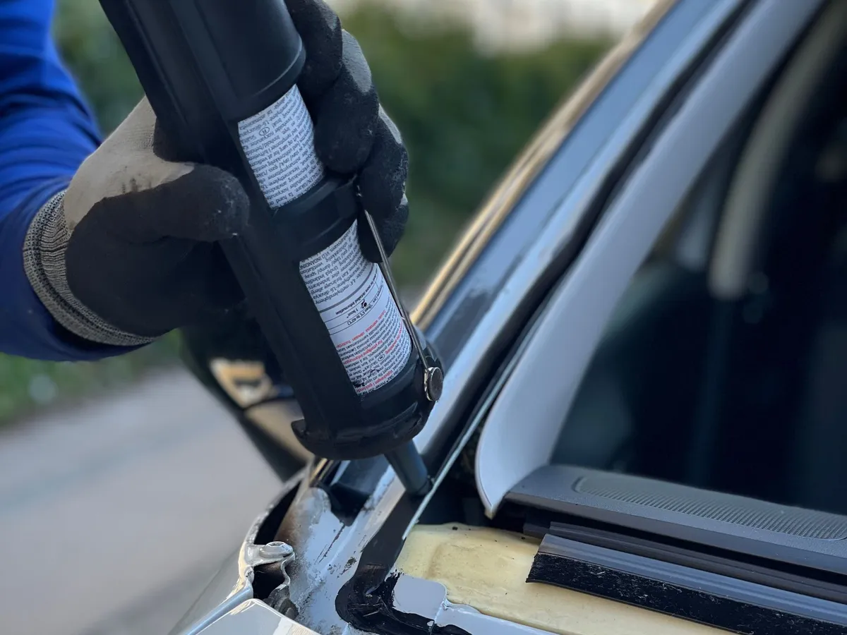 Meistars uzstāda jaunu vējstiklu vieglajam auto